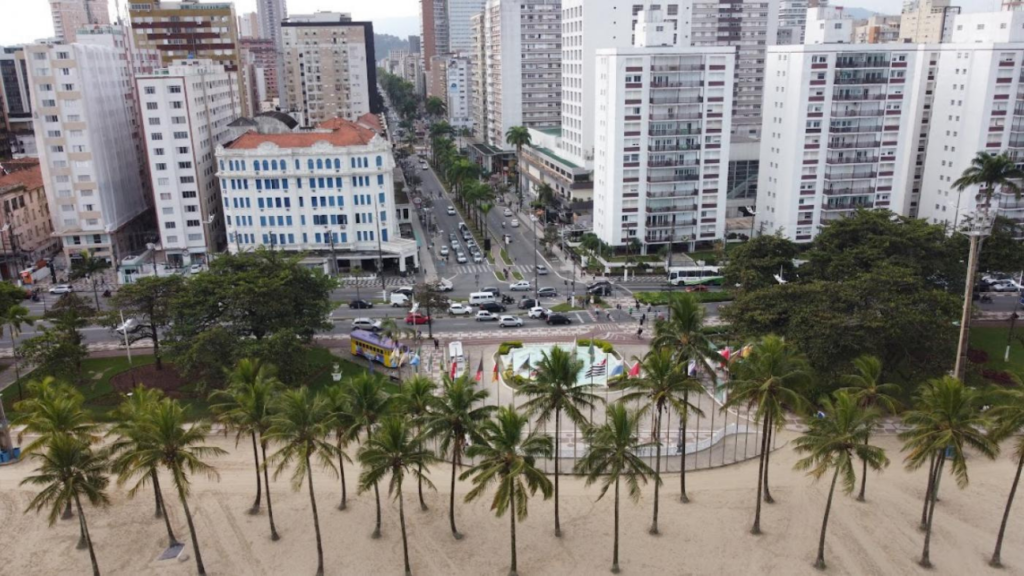 Vista aérea do bairro Gonzaga em Santos com prédios e a praia ao fundo